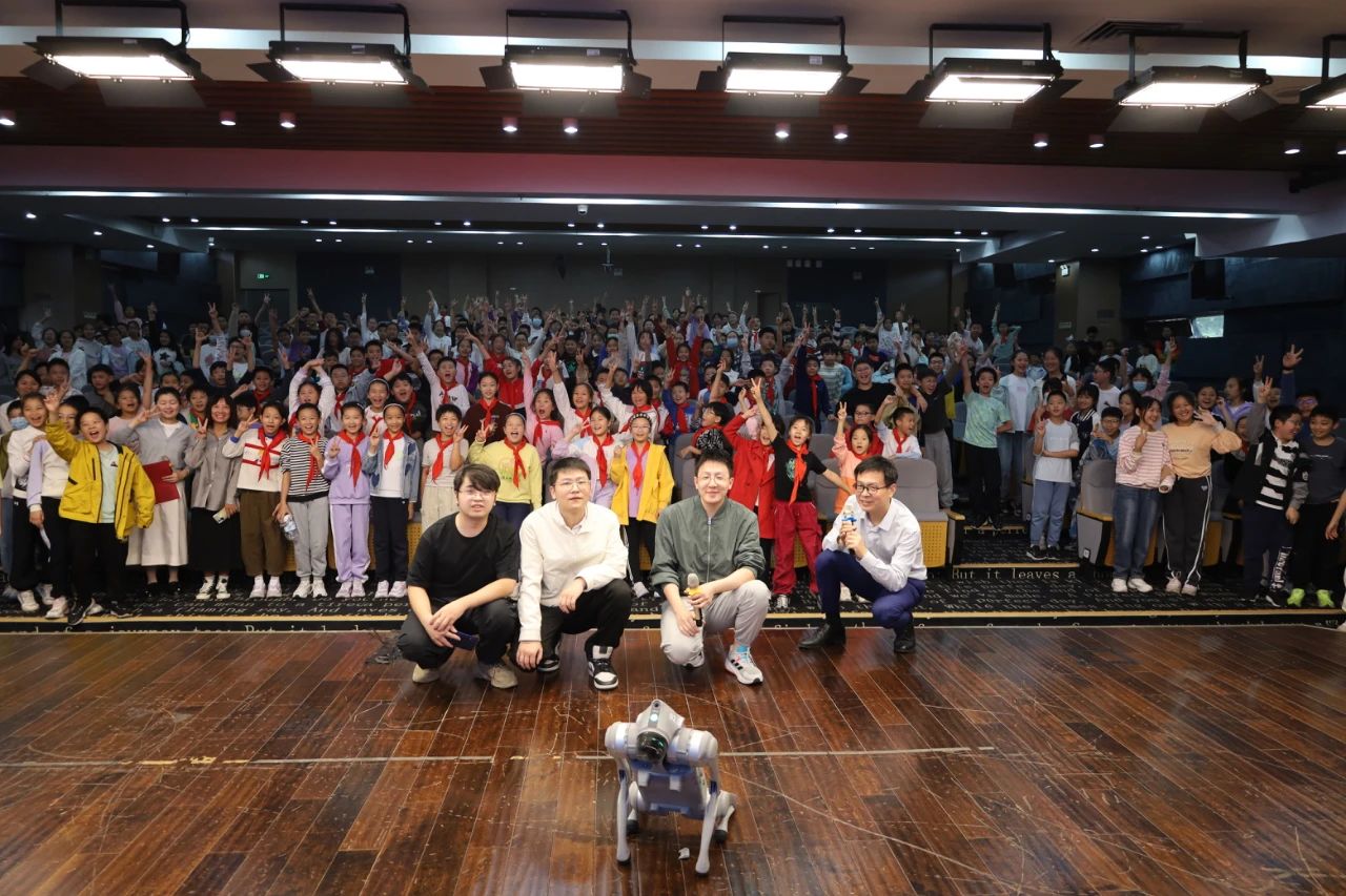 L'IA dans les salles de classe : Autolink s'associe à l'école primaire Taihu New City de Wuxi Normal pour organiser une activité de vulgarisation scientifique sur le bien-être public grâce à l'IA.