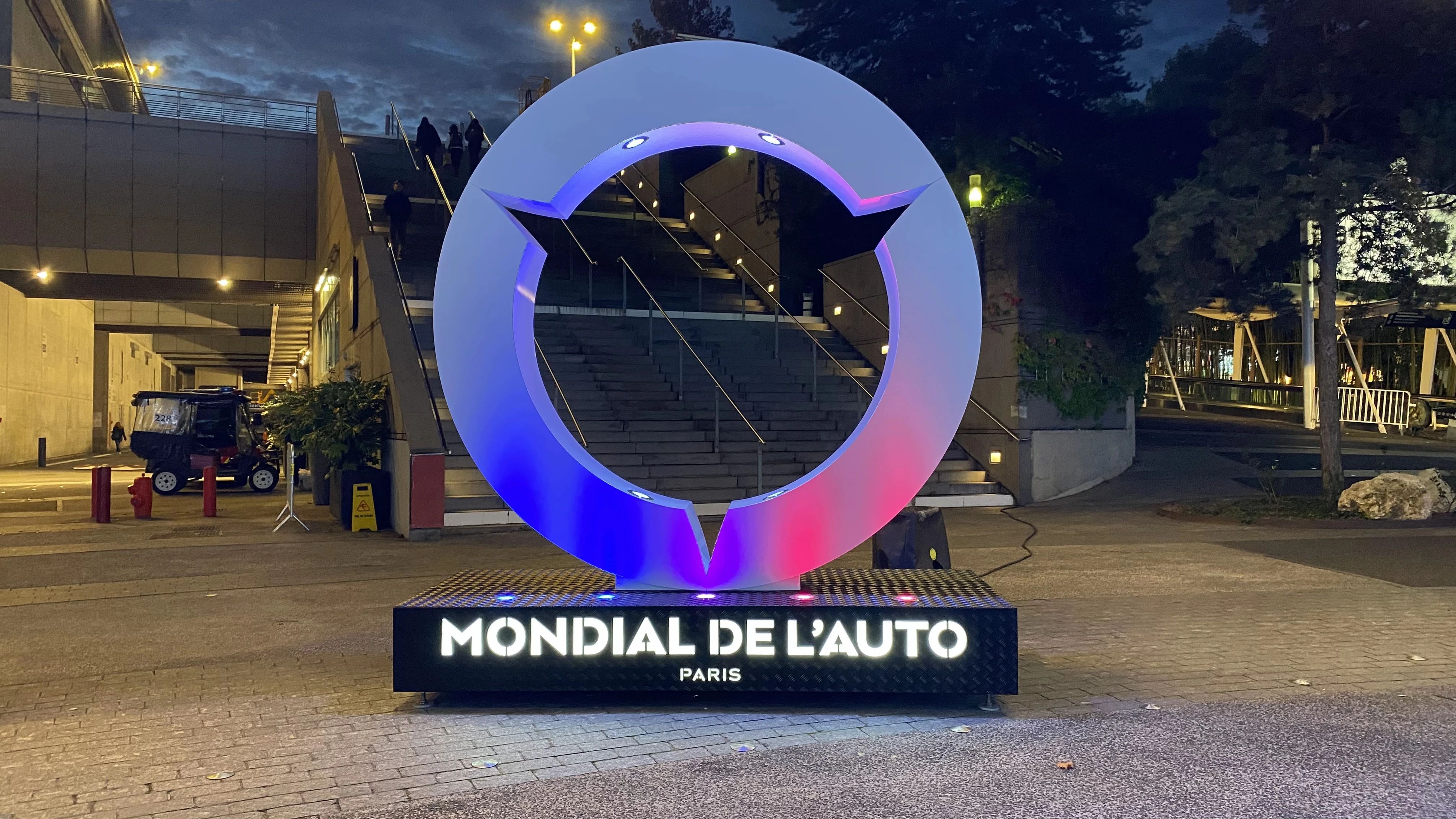 Présenté au salon de l'automobile de Paris 2024 ! Le monde découvre le contrôle du domaine de la fusion de la conduite dans l'habitacle Autolink, qui dispose d'une grande puissance de calcul